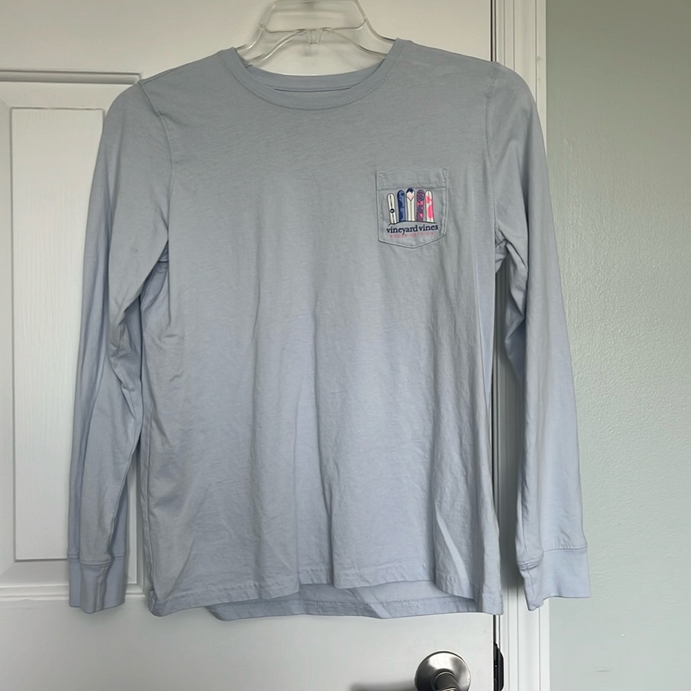 Vineyard Vines Boar Meeting tee. No Stains.